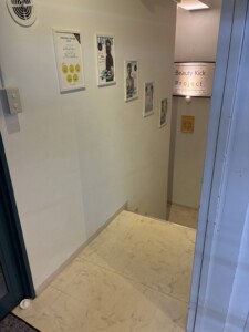 Beauty Kick Project新宿のトレーニングフロアへ続く階段